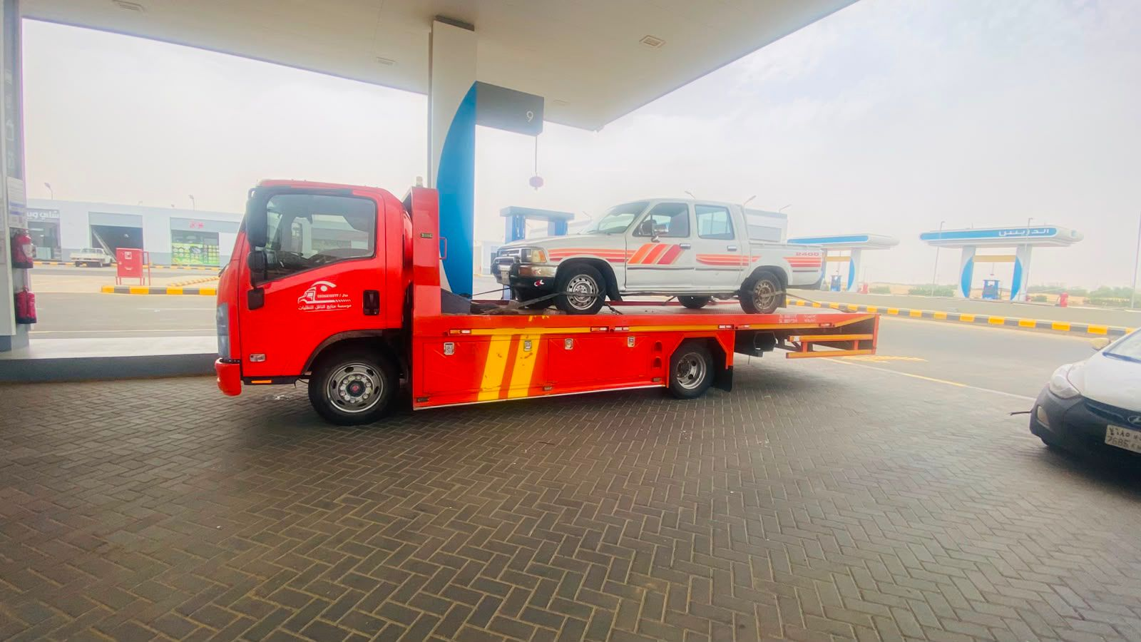 سطحة لنقل سيارة رنج روفر VIP في جدة