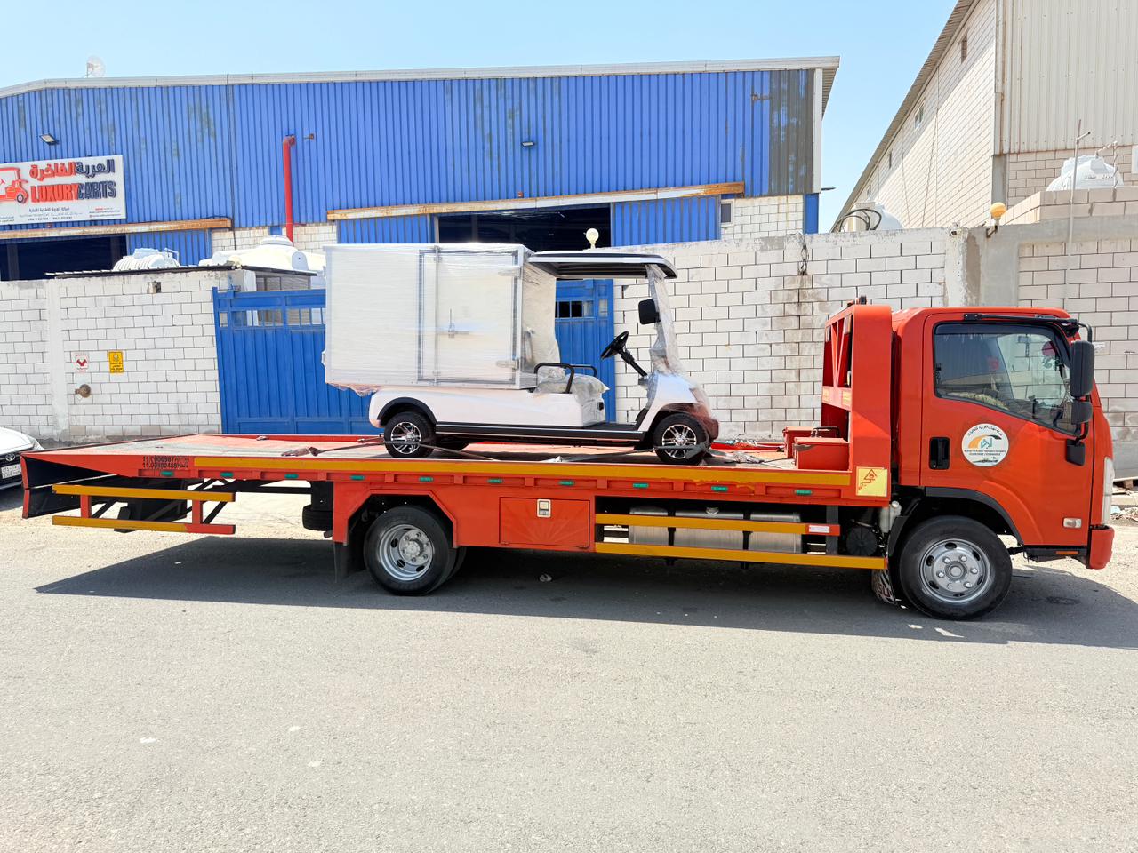 سطحة برتقالية تنقل عربة جولف فاخرة في جدة